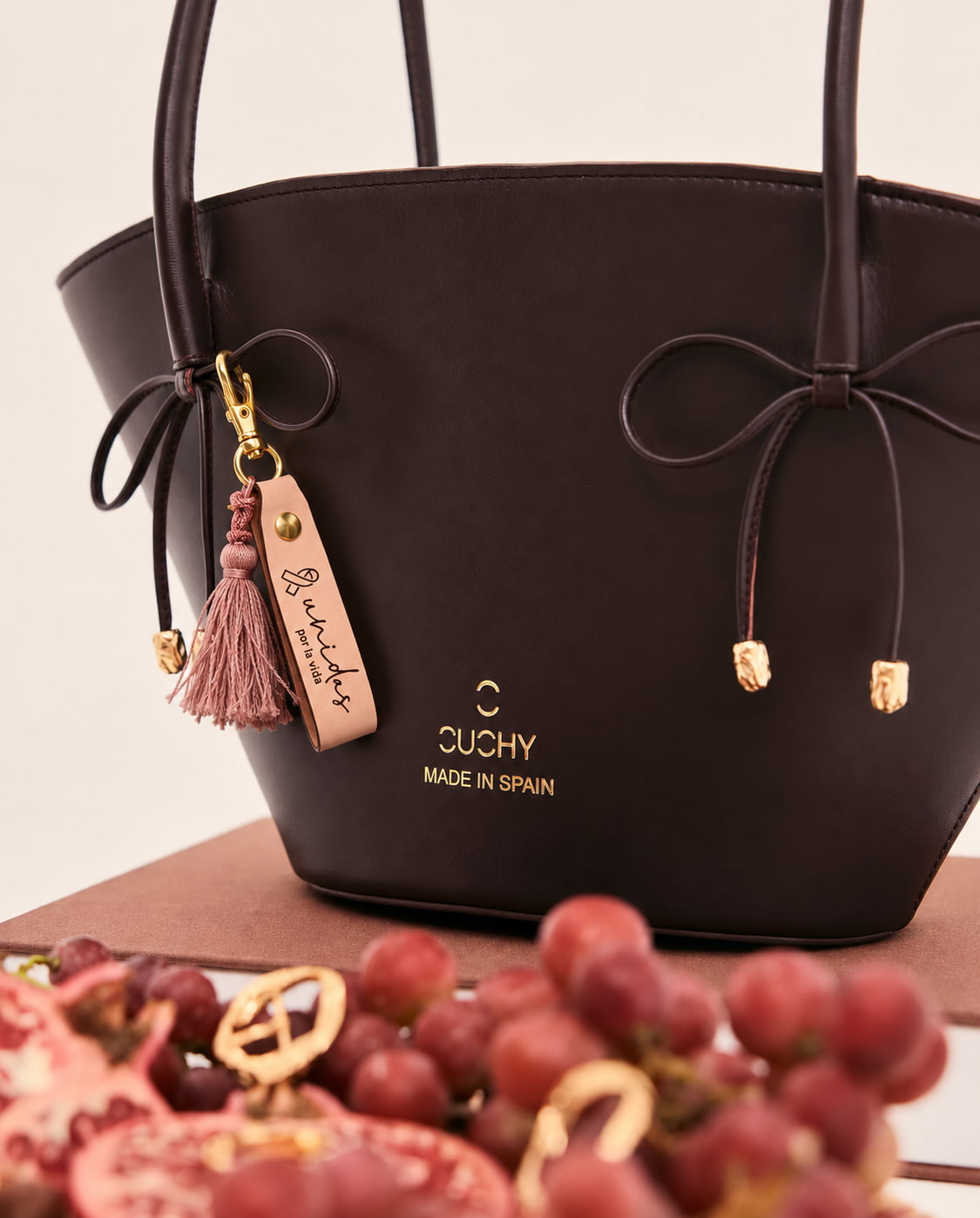 Chaveiro CUCHY de couro natural | Dia contra o câncer de mama