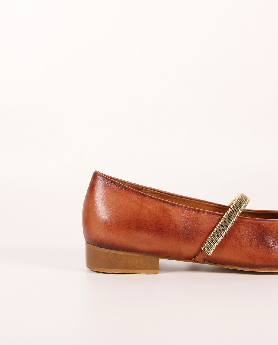 Leather ballerina with golden central strap | Themis Caramel